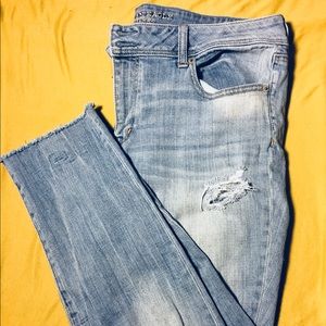 AMERICAN EAGLE CROP JEANS